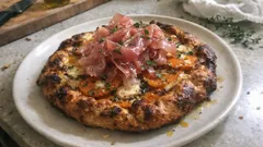 フライパンでカリッと、チーズとろり。サツマイモのガレット（生ハム×はちみつソース）