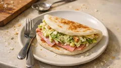 フライパンで切り餅を薄く焼いて巻くだけ：白菜シーザーとハムのもちラップサンド