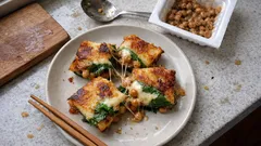 材料3つ、玉子焼き器でこんがりとろ〜り：大葉チーズ納豆の簡単おかず