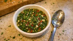 混ぜるだけ5分で香り立つ:肉も魚もおいしくなる自家製チミチュリソースの作り方