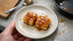 フライパンで簡単、外パリ中もちっ:塩キャラメル餅の焼きからめおやつ