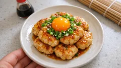 耐熱容器ひとつで完成：豆腐入りふんわりレンチンつくね（卵黄のせ）