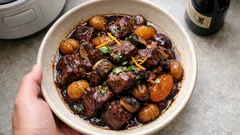 赤ワインでほろほろ牛肩肉の煮込み：栗とドライアプリコット、オレンジ香るごちそうレシピ