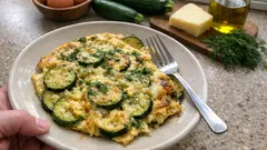 ズッキーニが主役のギリシャ風オムレツ「ティリティティム」—混ぜすぎない卵でふんわり仕上げ