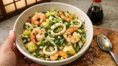 えびといかの旨みが染みる、レモンオイルの魚介温製ポテトサラダ（ゆで汁でなじませる）