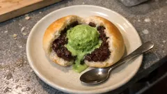 レンジで温めたあんまんに抹茶アイスをのせるだけ—とろける温冷デザート