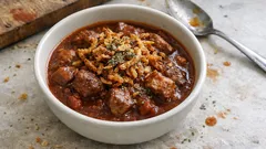 赤ワインで煮るギリシャ風豚煮込み「ヒウロパスパラス」—粉を炒めてコクととろみを出す