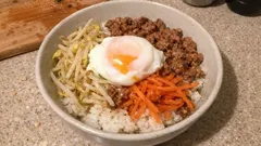 焼肉のタレで味が決まる：炊飯器に入れて炊くだけのビビンバ風炊き込みご飯