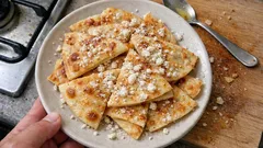 材料3つのギリシャ郷土菓子「ペトゥレス」—熱いオリーブオイルで“ぷくぷく”泡立つ薄焼き生地レシピ