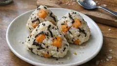 炊飯器でまとめて炊くだけ。ほくほく甘じょっぱい「さつまいも×塩昆布バター」おにぎり