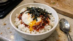 炊飯器の保温で失敗しにくい温泉卵—ピリ辛韓国だれご飯にのせるだけ